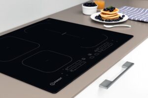 Indesit IB 65B60 NE Noir Intégré 59 cm Plaque avec zone à induction 4 zone(s)
