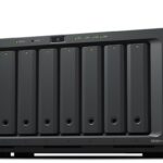 Synology DiskStation DS1821+ serveur de stockage NAS Tower Ryzen Embedded V1500B 4 Go DDR4 0 To DiskStation Manager Noir